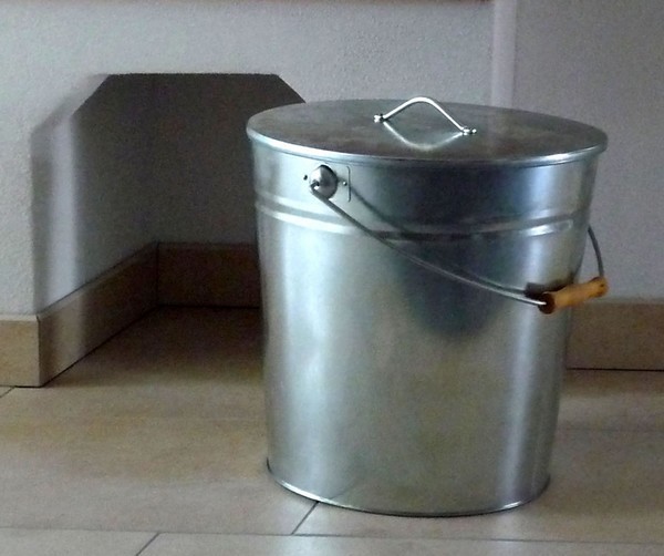 Seau à cendres